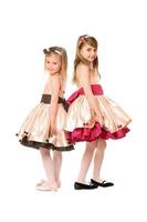 Due simpatico poco ragazze nel un' vestito foto