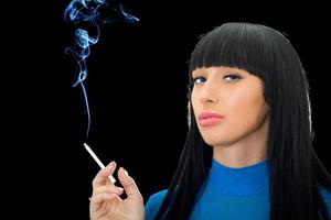 ritratto di il giovane donna con un' sigaretta foto