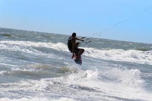 silhouette di aquilone surfer foto