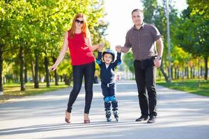 contento genitori Tenere loro figlio foto