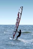 windsurfista su onde di un' mare 2 foto