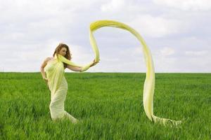 affascinante giovane donna danza foto