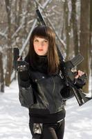giovane donna con arma foto