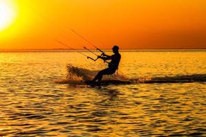 silhouette di un' kitesurfer foto