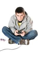 giovane uomo con un' telecomando da gioco per gioco consolle. isolato foto