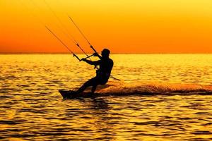 silhouette di un' kitesurfer foto