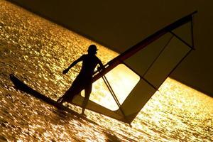windsurfista al di sopra di il tramonto foto