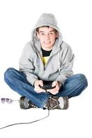 giovane uomo nel cappuccio con un' telecomando da gioco foto