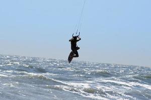 silhouette di aquilone surfer foto