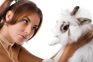 giovane donna giocando con poco coniglio foto