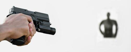 isolato mani Tenere 9mm pistola pistola mirando per tiro obbiettivo, ricreativo attività e pistola tiro formazione concetto. foto