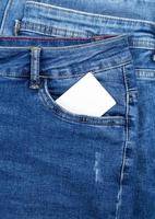 vuoto bianca carta carta nel il tasca di blu jeans foto