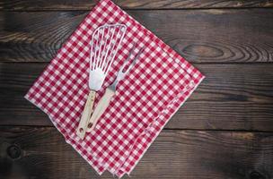 Vintage ▾ cucina elettrodomestici su un' rosso tovagliolo foto