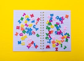 multicolore di legno lettere di il inglese alfabeto foto