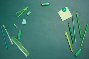 scuola forniture su vuoto verde gesso asse, superiore Visualizza. indietro per scuola foto