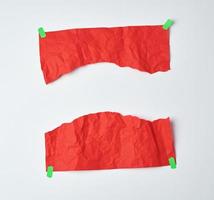 spiegazzato rosso foglio di a4 carta strappato nel metà e incollato con verde appiccicoso nastro foto
