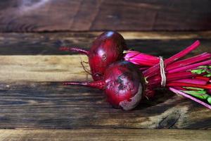 fresco rosso barbabietola su un' Marrone di legno sfondo foto