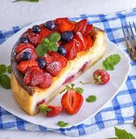 torta di formaggio di Villetta formaggio e fresco fragole foto