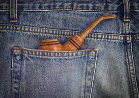 di legno tubo per fumo nel il indietro tasca di Uomini jeans foto