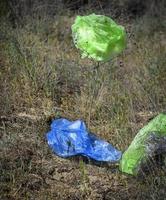 vuoto plastica borse volare attraverso il verde prato foto