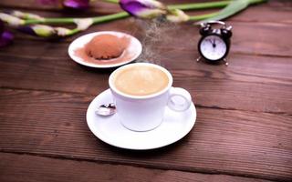 caffè espresso caffè su un' Marrone di legno tavolo foto