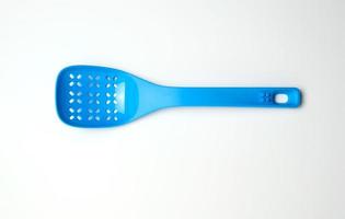 blu plastica cucchiaio con fori per miscelazione insalata foto