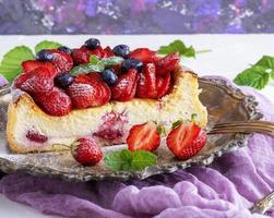 torta di formaggio con maturo fresco fragole foto