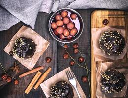 cioccolato muffin con un' ciliegia foto