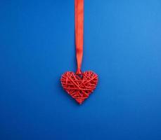 rosso di vimini decorativo cuore sospeso su seta nastro foto