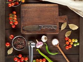 vecchio Marrone vuoto cucina taglio e fresco rosso ciliegia pomodori con verde chili peperoni foto