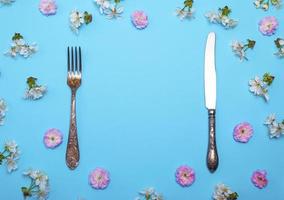 Vintage ▾ forchetta e coltello su un' blu sfondo foto