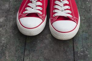 paio di rosso scarpe da ginnastica foto