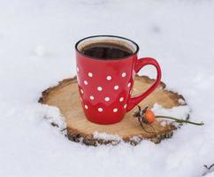 nero caffè nel un' rosso ceramica boccale nel un' bianca a pois foto