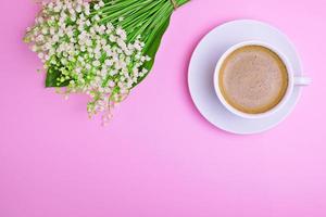 tazza di caffè e un' mazzo di bianca gigli di il valle foto