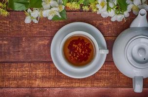 tazza di erbaceo tè e teiera foto