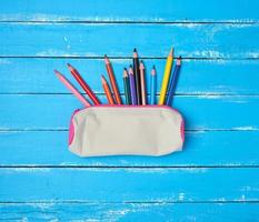 scuola grigio tessile matita Astuccio e sparpagliato multicolore di legno matite foto