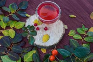 frutta tè con frutti di bosco Viburnum su un' di legno superficie foto