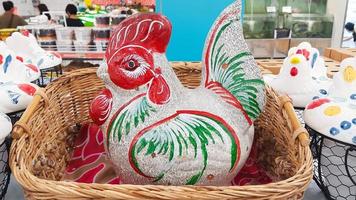 pollo porcellino banca nel un' malacca cestino su un' mensola nel un' supermercato. per Salvataggio i soldi. foto