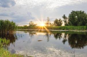 tramonto al di sopra di il dnieper fiume nel il estate sera foto