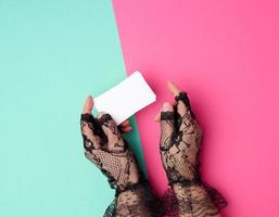 Due femmina mani Tenere un' pila di vuoto bianca carta attività commerciale carte foto