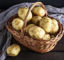 giovane patate nel un' Marrone di vimini cestino foto