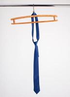 blu cravatta sospeso su un' di legno appendiabiti foto