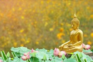 makha asanaha visakha bucha giorno immagine del buddha dorato. sfondo di foglie di bodhi con luce splendente. immagine morbida e stile di messa a fuoco uniforme foto