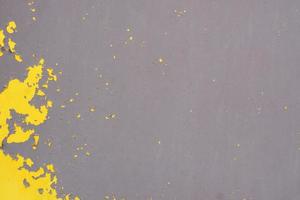 vecchio giallo grungy metallo parete con peeling dipingere e arrugginito macchie, industriale sfondo foto struttura