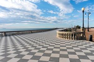 livorno,italia-novembre 27, Vista 2022 di il mascagni terrazza, un' splendida belvedere terrazza con scacchiera pavimentata superficie, Livorno, Toscana, Italia durante un' soleggiato giorno. foto