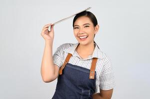 ritratto di giovane asiatico donna nel cameriera uniforme posa con appunti foto