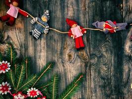 tessile Natale giocattoli su grigio vecchio di legno sfondo foto