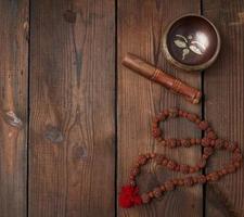 cantando tibetano rame ciotola e di legno bastone foto