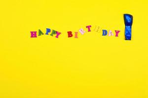 giallo astratto sfondo con il parola contento compleanno foto
