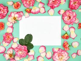 vuoto bianca carta foglio e mini cuffie di rosa Rose foto